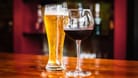 Bier und Wein: Dass Alkohol schädlich ist und viele Kalorien enthält, ist lange bekannt.
