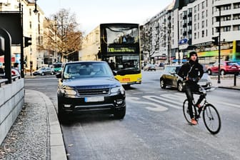 SUV parkt auf Berliner Straße: In diesem Fall auch noch falsch.
