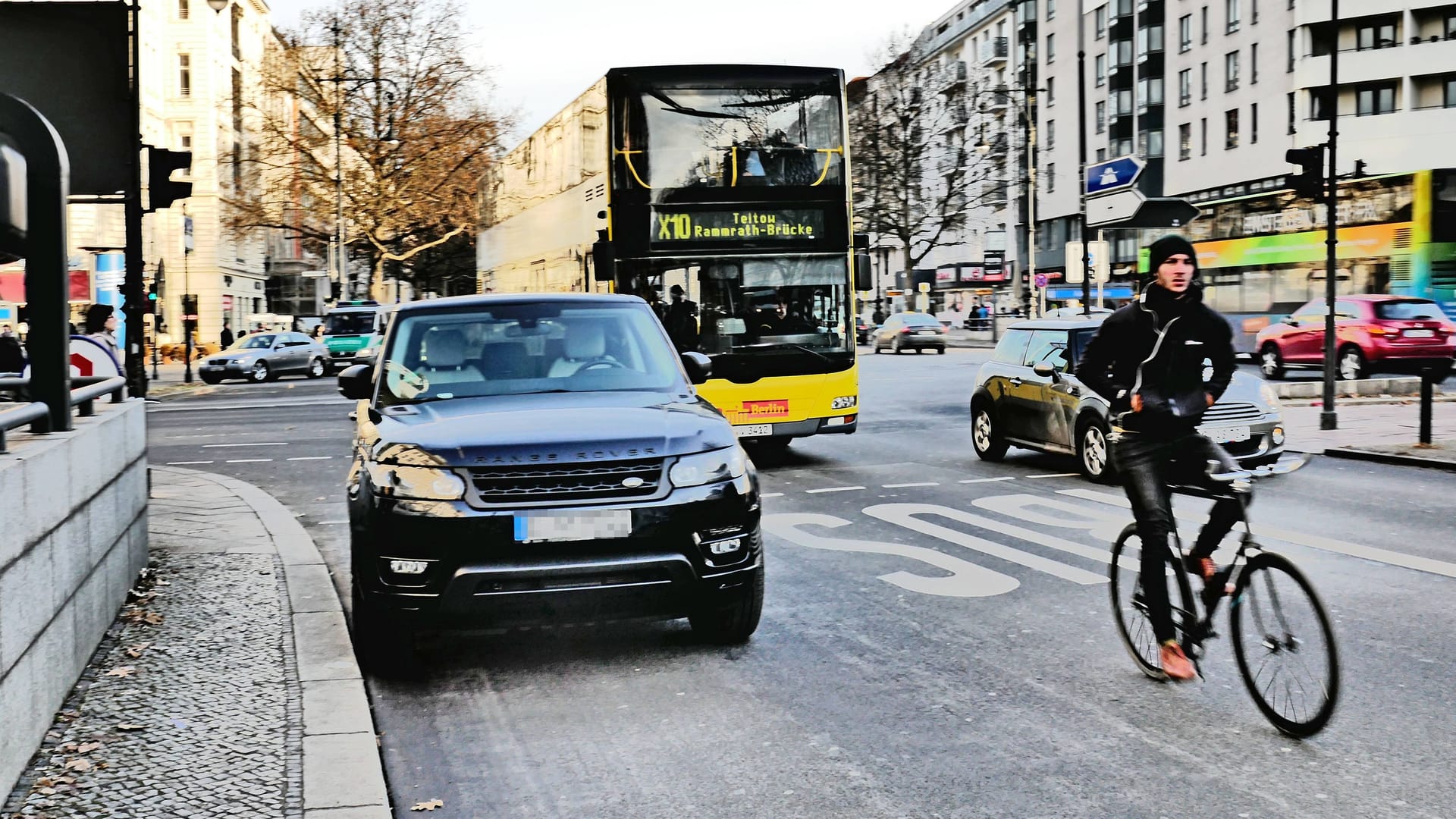 SUV parkt auf Berliner Straße: In diesem Fall auch noch falsch.