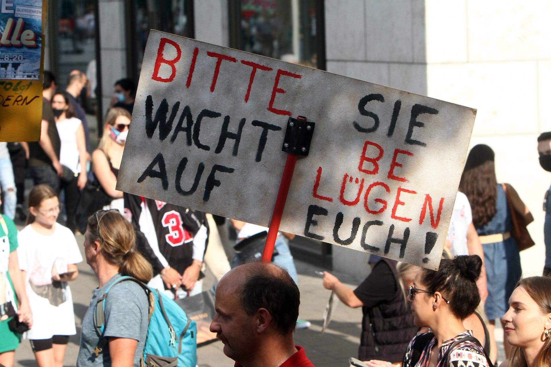 Demo von Corona-Leugnern (Archivbild): Die Krise hatte für allerhand Verschwörungstheorien gesorgt.