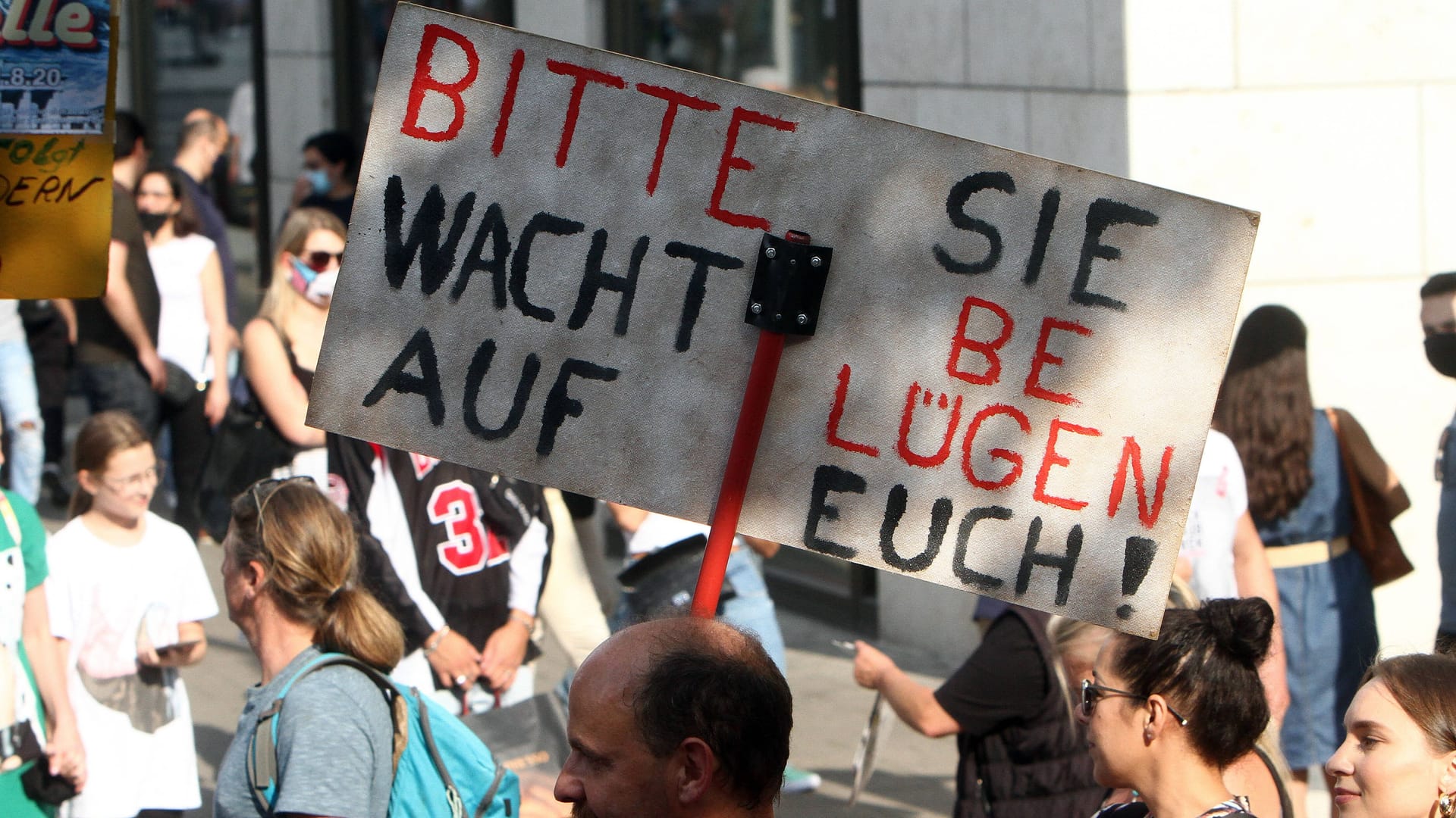 Demo von Corona-Leugnern (Archivbild): Die Krise hatte für allerhand Verschwörungstheorien gesorgt.