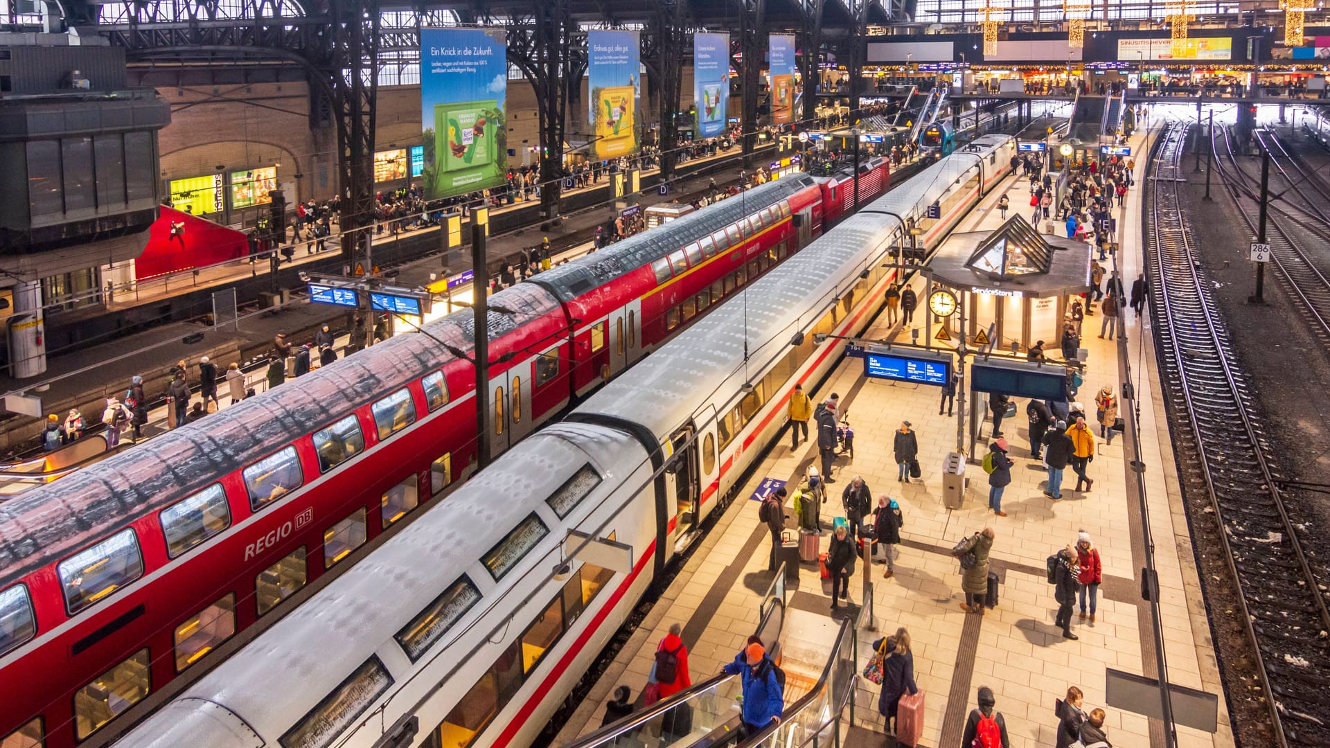 Züge stehen am Hamburger Hauptbahnhof (Symbolbild): Die Strecke zwischen Hamburg und Sylt bleibt in Händen der Deutschen Bahn.