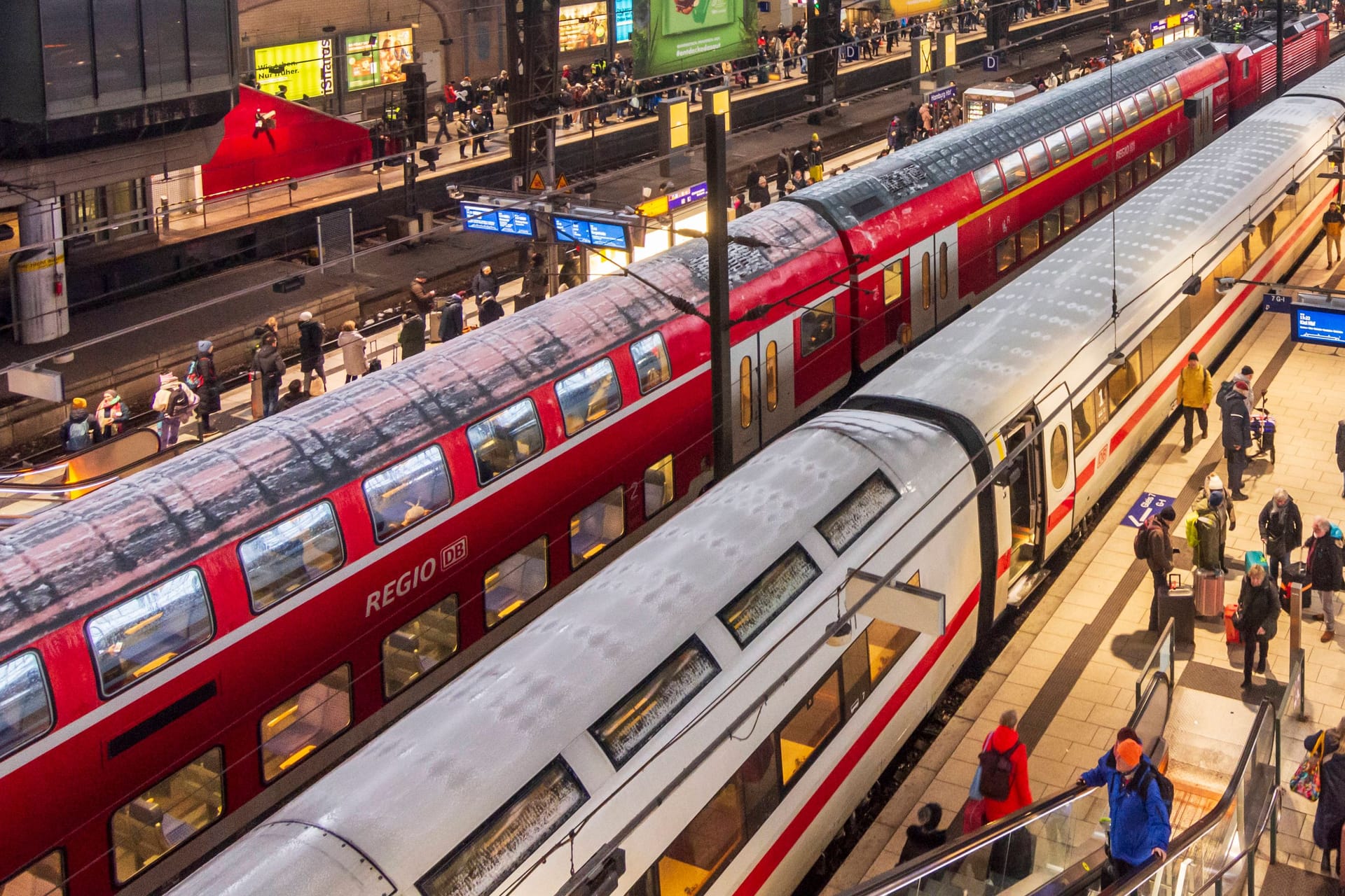 Züge stehen am Hamburger Hauptbahnhof (Symbolbild): Die Strecke zwischen Hamburg und Sylt bleibt in Händen der Deutschen Bahn.