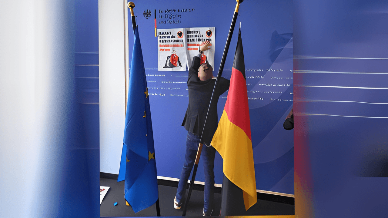 Plakat-Protest: Ein Klimaaktivist beim Protest in einem Gebäude des Bundesverkehrsministeriums. Plakat-Protest: Ein Klimaaktivist beim Protest in einem Gebäude des Bundesverkehrsministeriums.