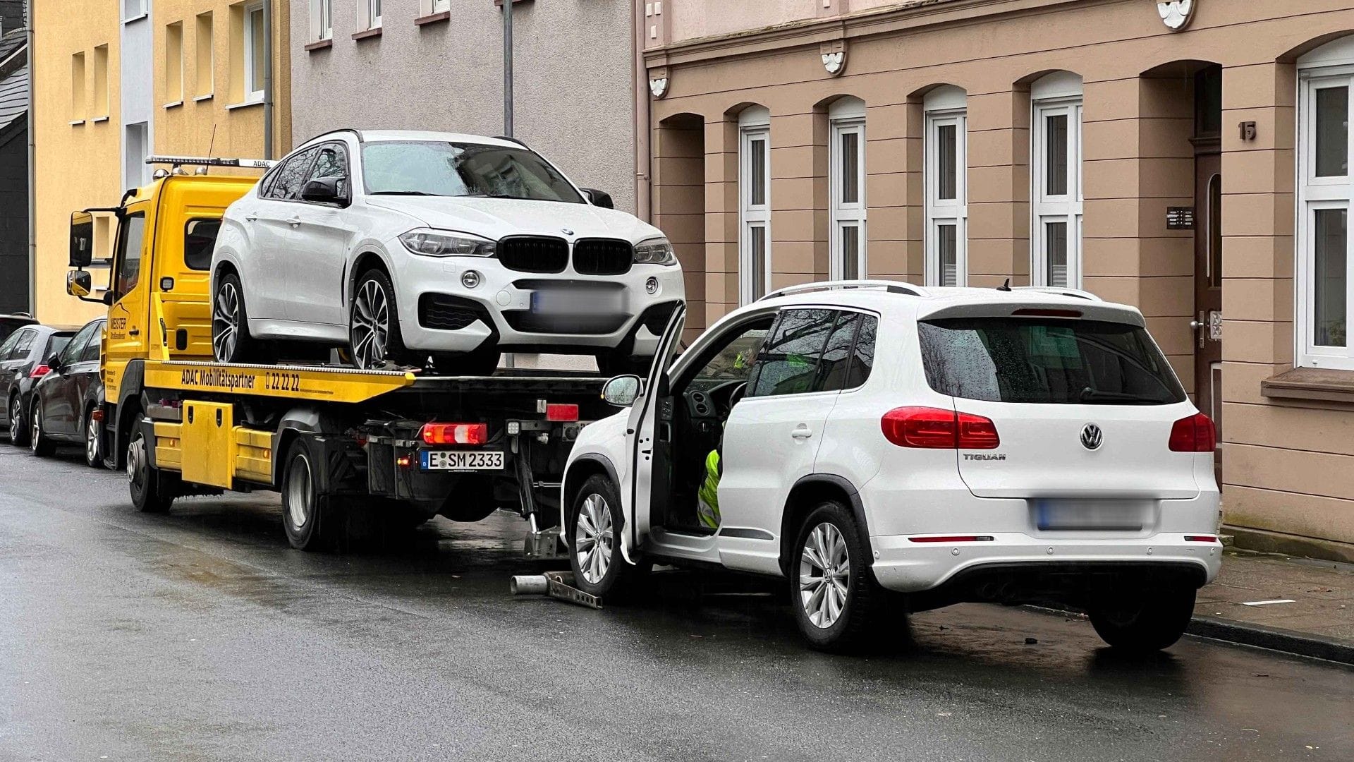 Mehrere Fahrzeuge, wie hier zwei weiße SUVs wurden, wurden sichergestellt.