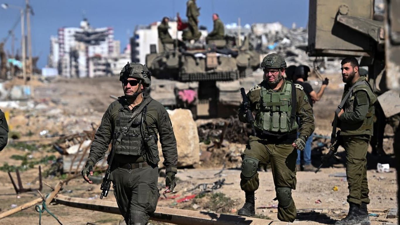 Israelische Soldaten rücken im Gazastreifen weiter vor: Die Kritik an der Offensive hält an.