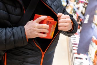 Ladendieb bei der Tat (Symbolfoto): In Vegesack will ein Geschäft deswegen aufgeben.