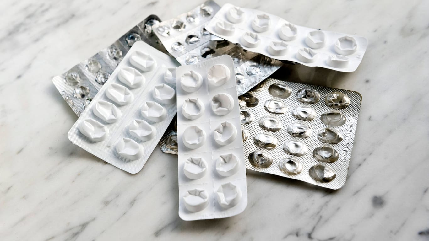 Leere Tablettenpackungen auf einem Tisch (Symbolbild): Mediziner warnen davor, dass es bald einen Medikamentenmangel geben könnte.
