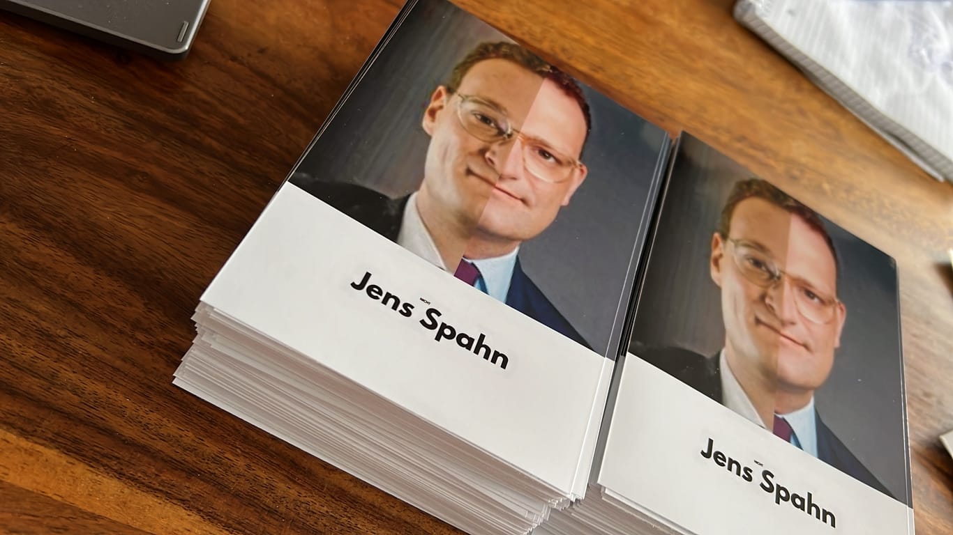 Perfekte Vorbereitung mit Autogrammkarten: Die rechte Gesichtshälfte gehört dem echten, die linke Gesichtshälfte dem falschen Jens Spahn.