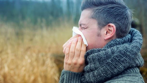 Die Pollensaison geht allmählich los: Wer auf den Blütenstaub bestimmter Pflanzen allergisch reagiert, kann nun Symptome entwickeln.