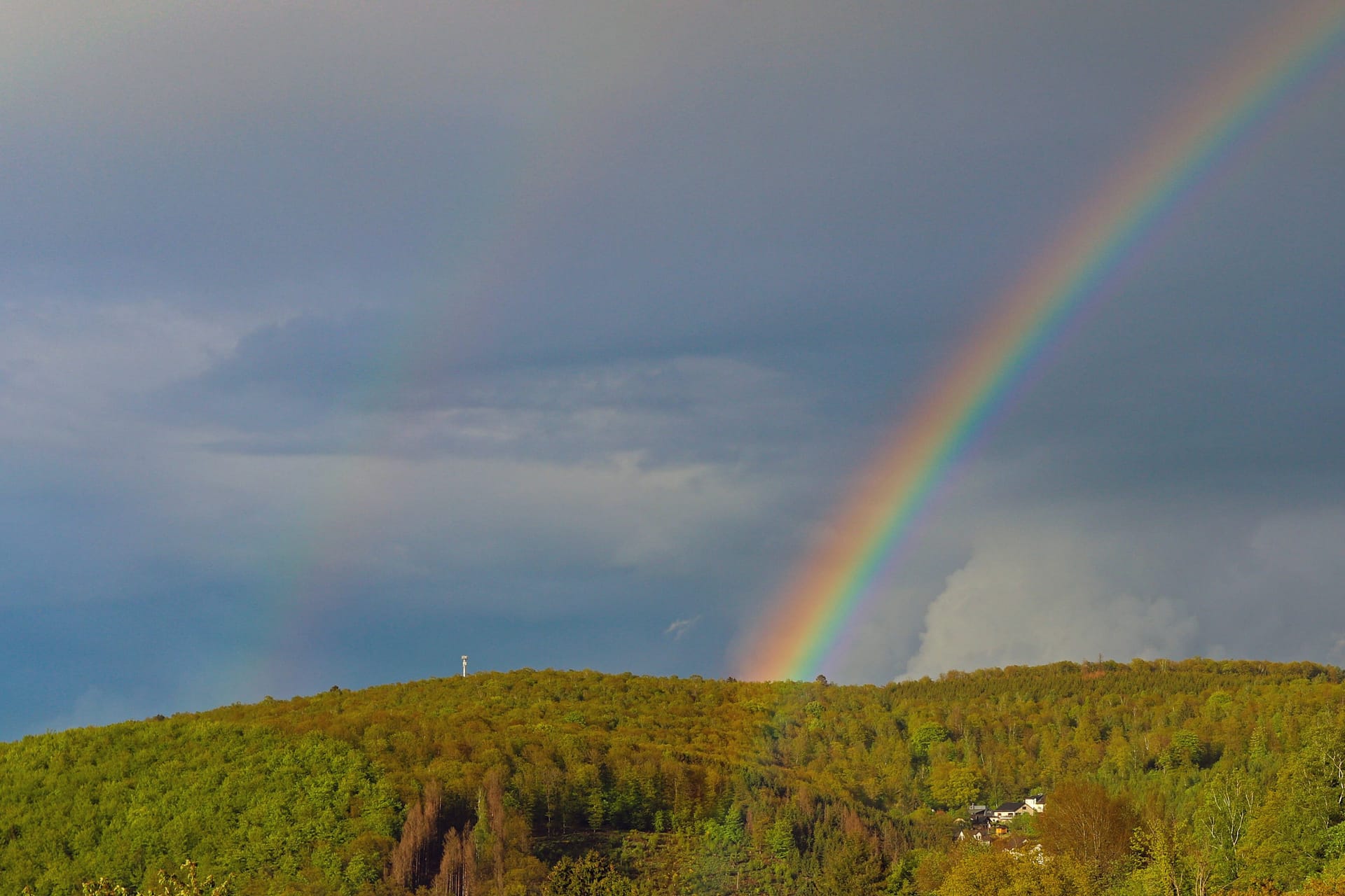 Regenbogen (Archivbild): Das Wetter bleibt wechselhaft.