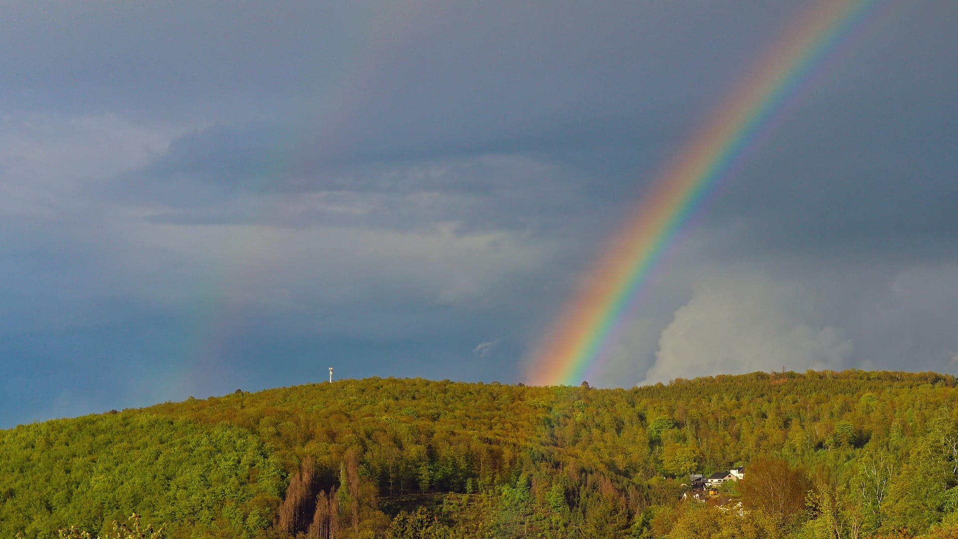 Regenbogen (Archivbild): Das Wetter bleibt wechselhaft.