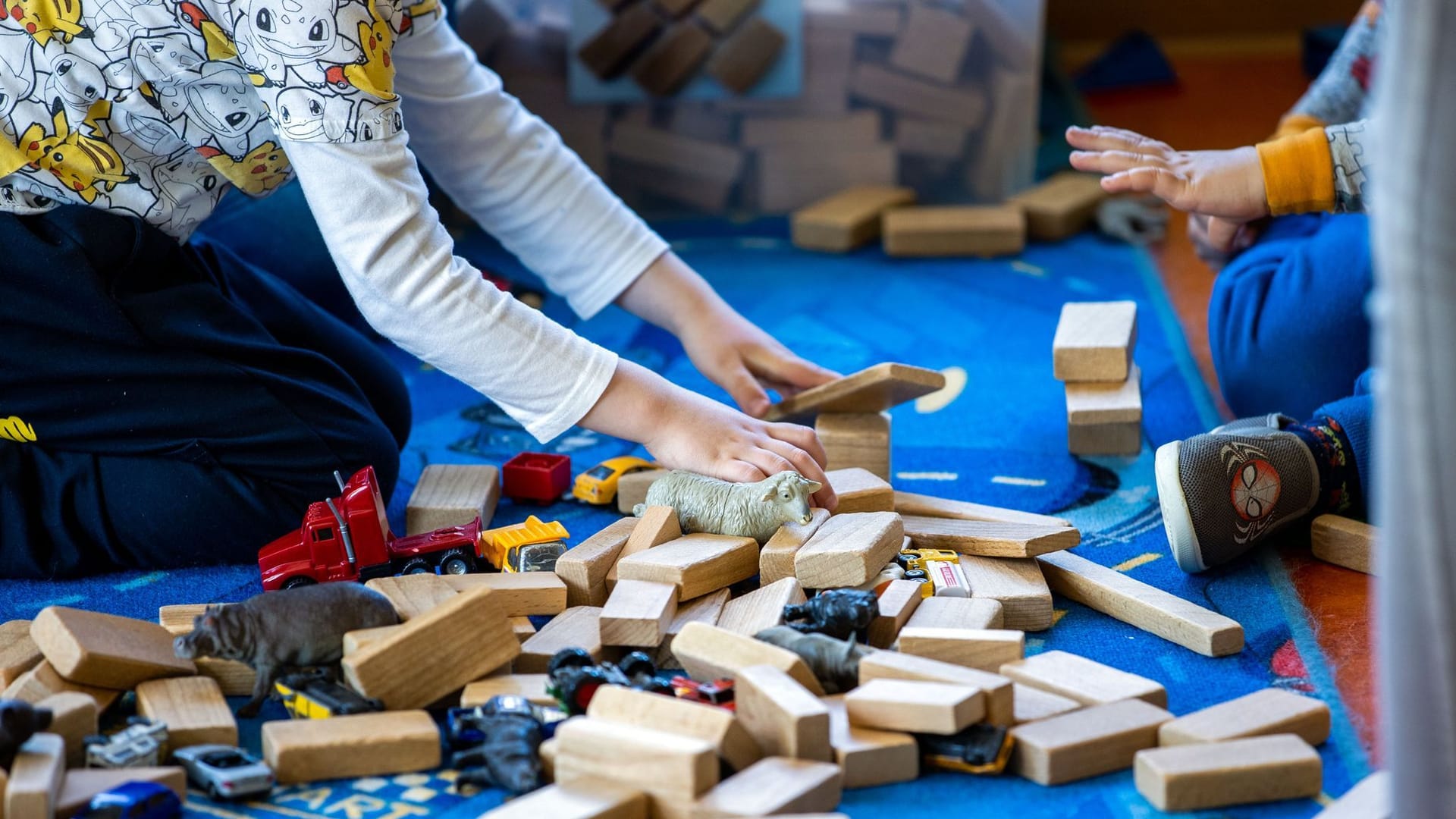 Kinder spielen in einer Kindertagesstätte (Symbolbild): Das Thema Sexualität im Kindergarten löst immer wieder hitzige Diskussionen aus.