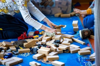 Kinder spielen in einer Kindertagesstätte (Symbolbild): Das Thema Sexualität im Kindergarten löst immer wieder hitzige Diskussionen aus.