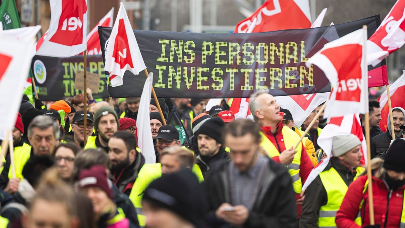 Demonstration in Hannover: Die Streikenden wollen bessere Arbeitsbedingungen, doch von den Arbeitgebern kommt Kritik.