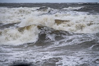 Wellen schlagen an den Ostseestrand (Symbolbild): Erneute Warnungen vor Sturmfluten.