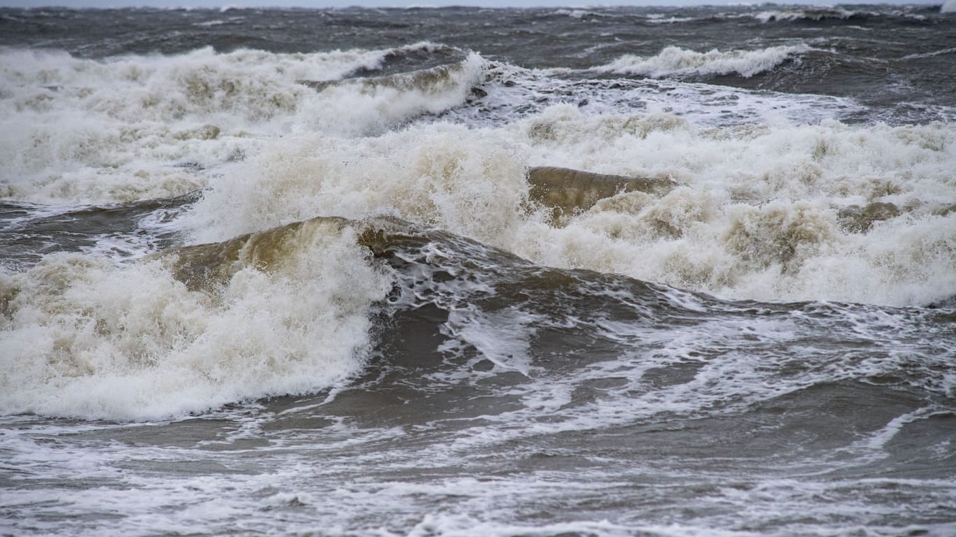 Wellen schlagen an den Ostseestrand (Symbolbild): Erneute Warnungen vor Sturmfluten.