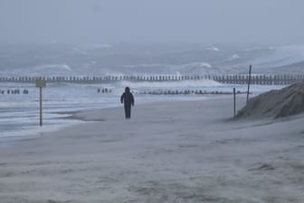 Sturm an der Nordseeküste (Archivbild): In Deutschland gibt es eine Warnlage.