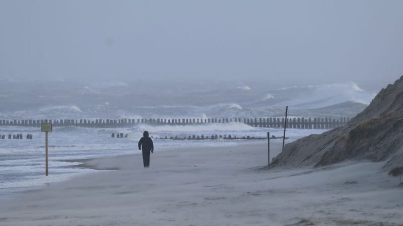 Sturm an der Nordseeküste (Archivbild): In Deutschland gibt es eine Warnlage.