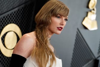 Taylor Swift kommt zur Verleihung der 66. jährlichen Grammy Awards.