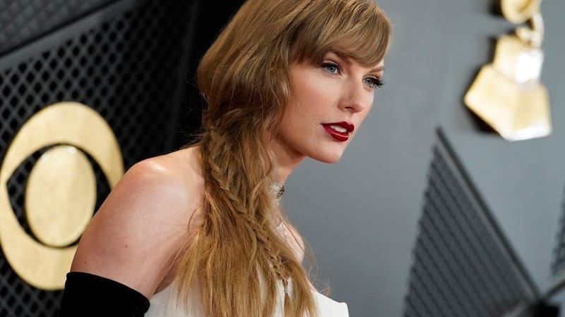 Taylor Swift kommt zur Verleihung der 66. jährlichen Grammy Awards.