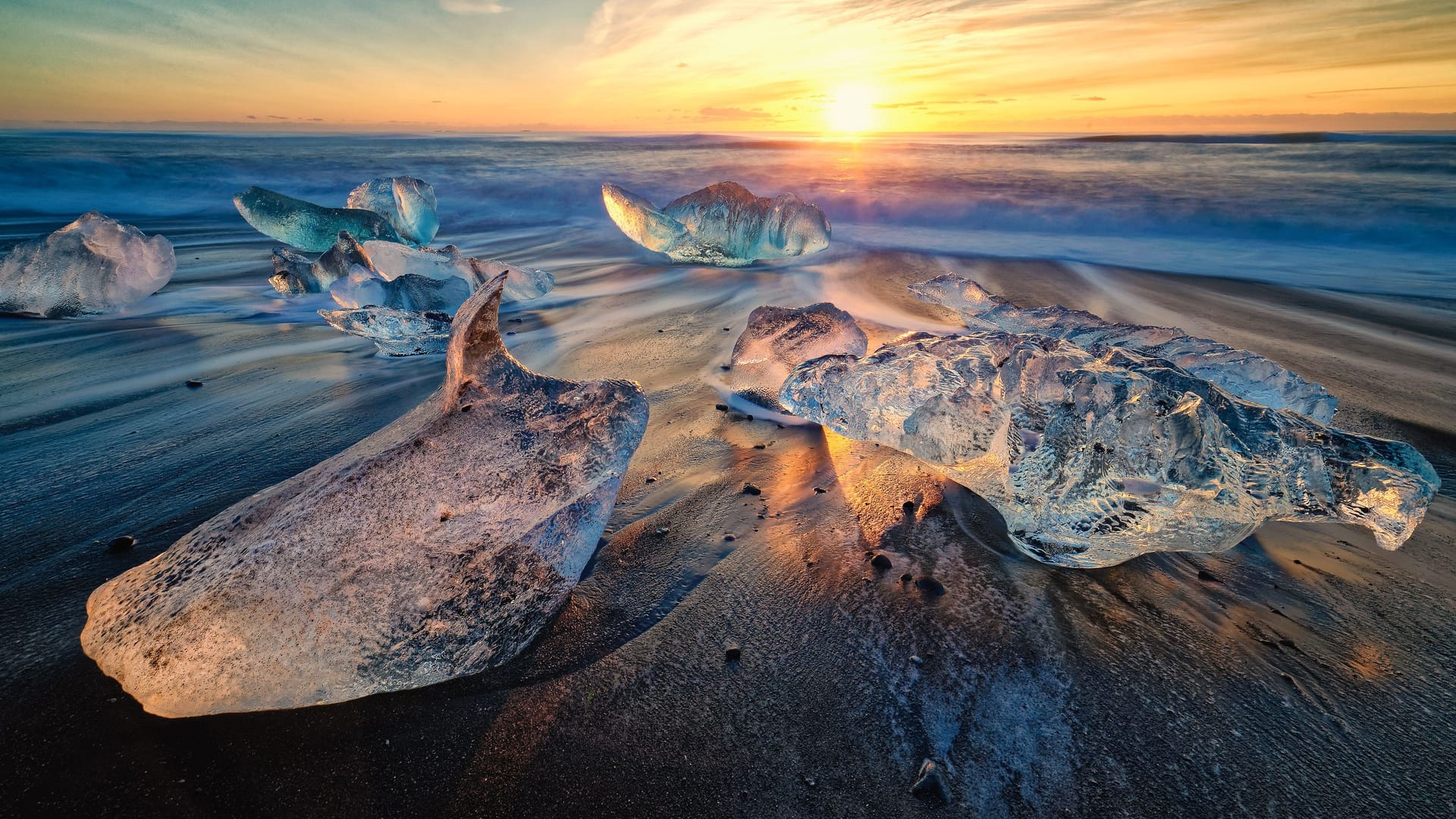 Die Sonne geht über dem Walakiri Beach in Sumba (Indonesien) auf: Landschaftsfotograf Raffaele Cabras Keller überprüfte die Gezeiten, um den perfekten Moment für das Foto abzupassen.