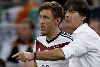 Max Kruse (l.) erhält Anweisungen von Joachim Löw bei einem Länderspiel 2014.