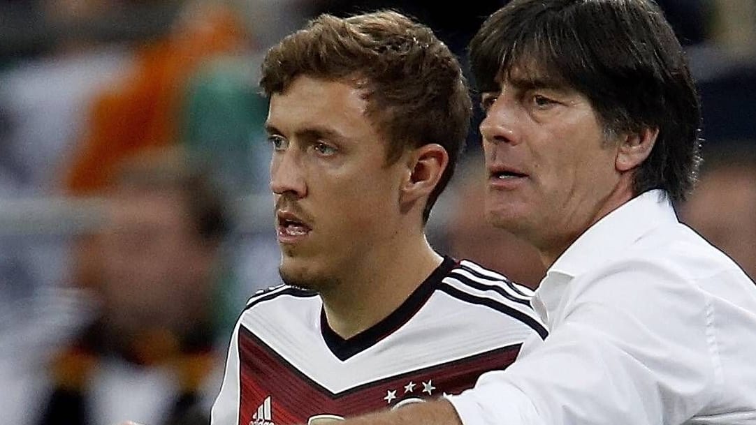 Max Kruse (l.) erhält Anweisungen von Joachim Löw bei einem Länderspiel 2014.