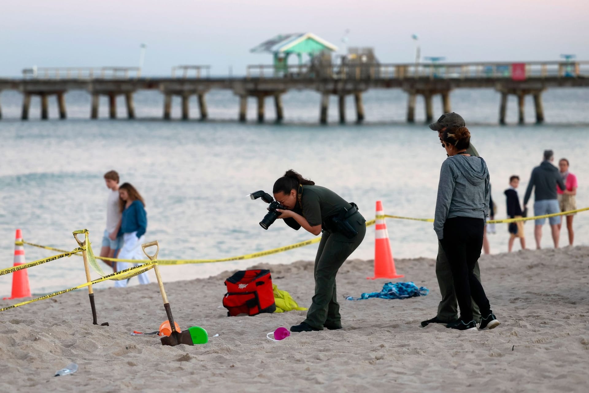 Eine Polizistin an einem Strand in Florida (Symbolbild): Mehrere Menschen sind bereits wegen gefährlicher Strömungen ums Leben gekommen.