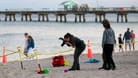 Eine Polizistin an einem Strand in Florida (Symbolbild): Mehrere Menschen sind bereits wegen gefährlicher Strömungen ums Leben gekommen.
