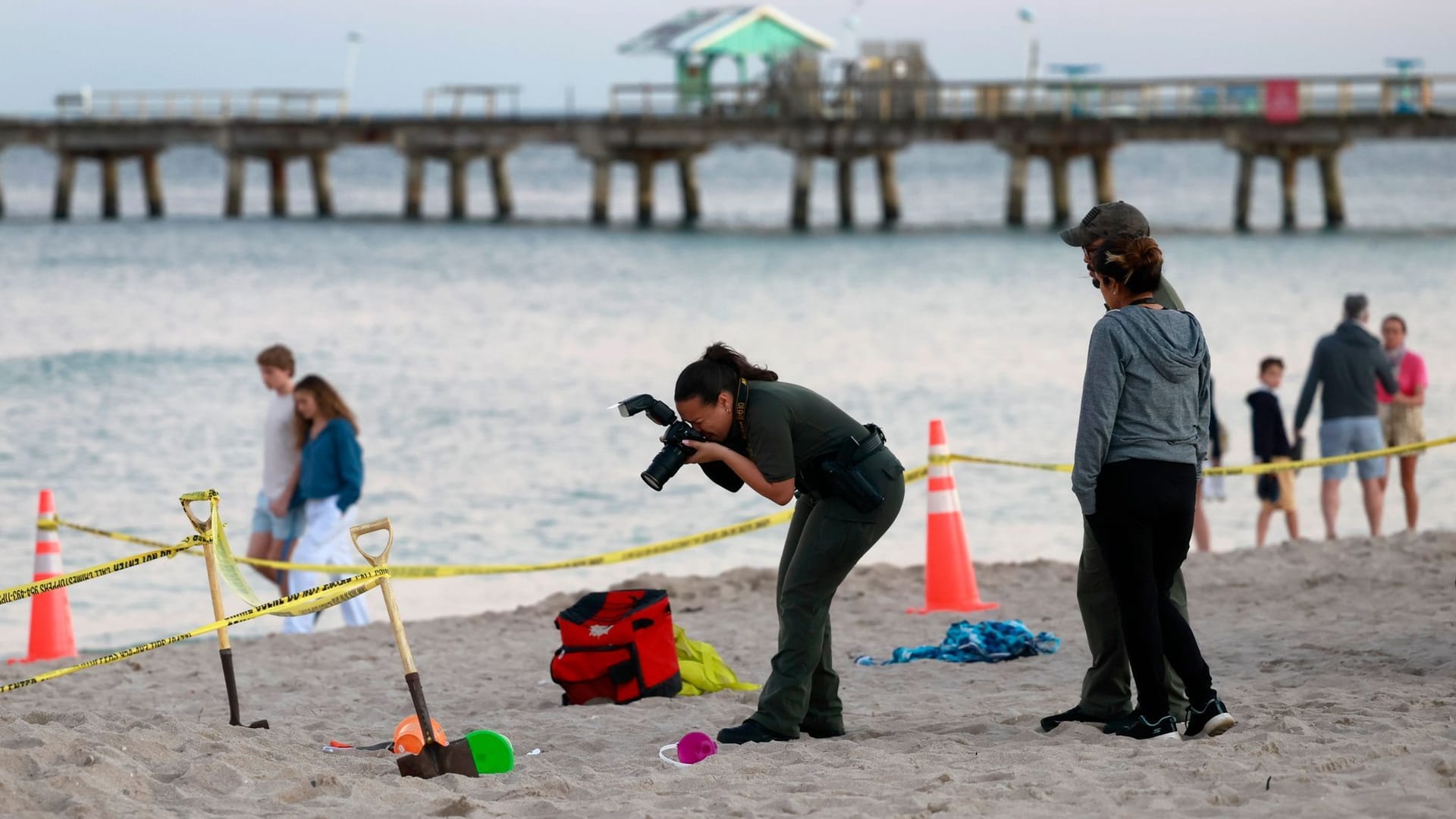 Eine Polizistin an einem Strand in Florida (Symbolbild): Mehrere Menschen sind bereits wegen gefährlicher Strömungen ums Leben gekommen.