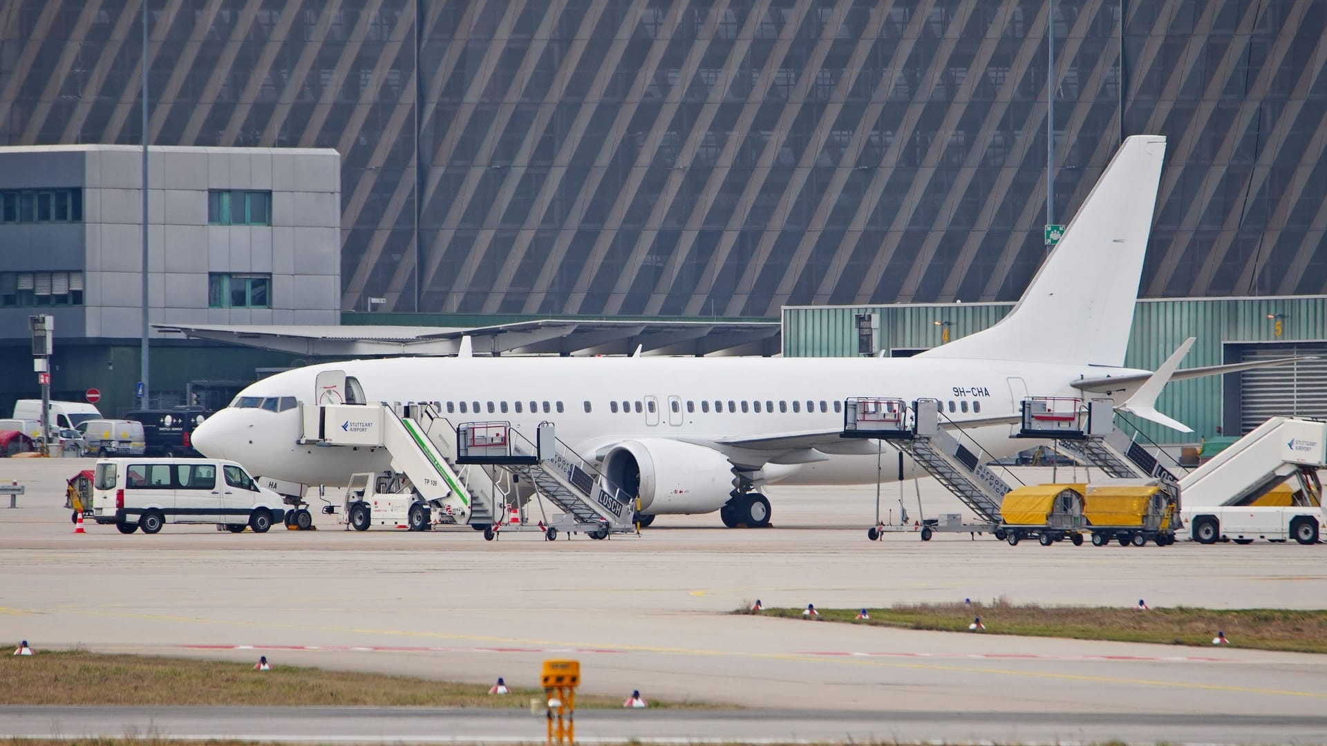 Der Flieger nach der Landung: Wieso die Cockpitscheibe riss, ist noch nicht bekannt.