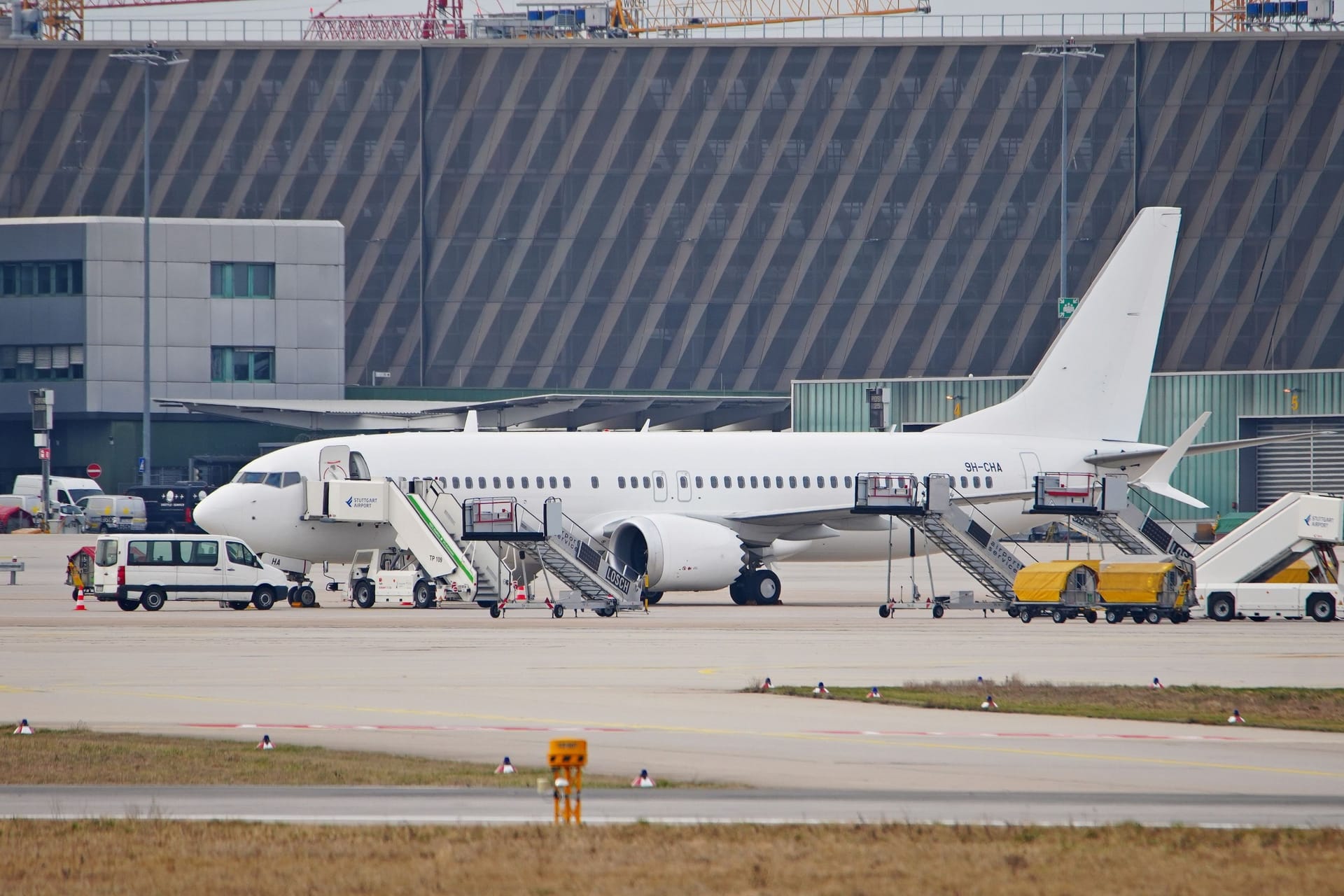 Der Flieger nach der Landung: Wieso die Cockpitscheibe riss, ist noch nicht bekannt.