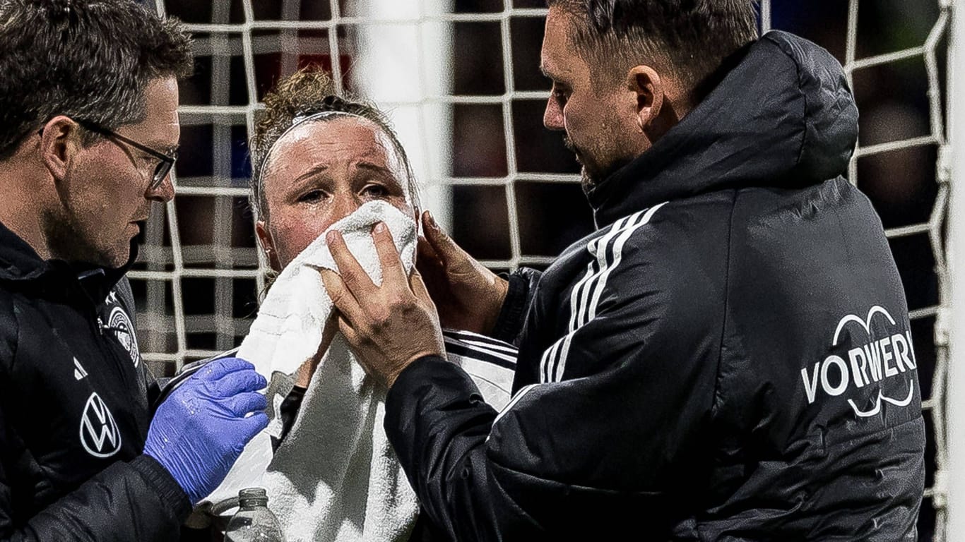 Marina Hegering wird behandelt: Die Abwehrspielerin verletzte sich am Freitag.