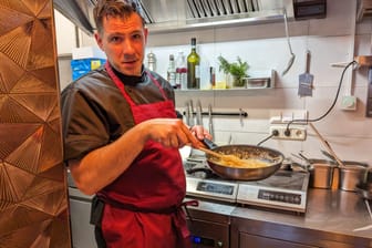 Stefano D'Amato an seinem Lieblingsplatz: Der Gastronom steht nach vielen Jahren noch immer gerne selbst in der Küche.