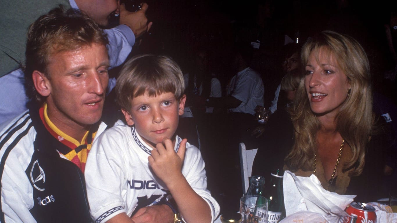 Eine Familie im Fokus; Andreas Brehme mit Sohn Ricardo und Ehefrau Pilar im Jahr 1994.