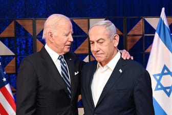 US-Präsident Joe Biden trifft Benjamin Netanjahu kurz nach dem Terrorangriff der Hamas im Oktober 2023 in Israel: Seither hat sich ihre Beziehung aber deutlich verschlechtert.