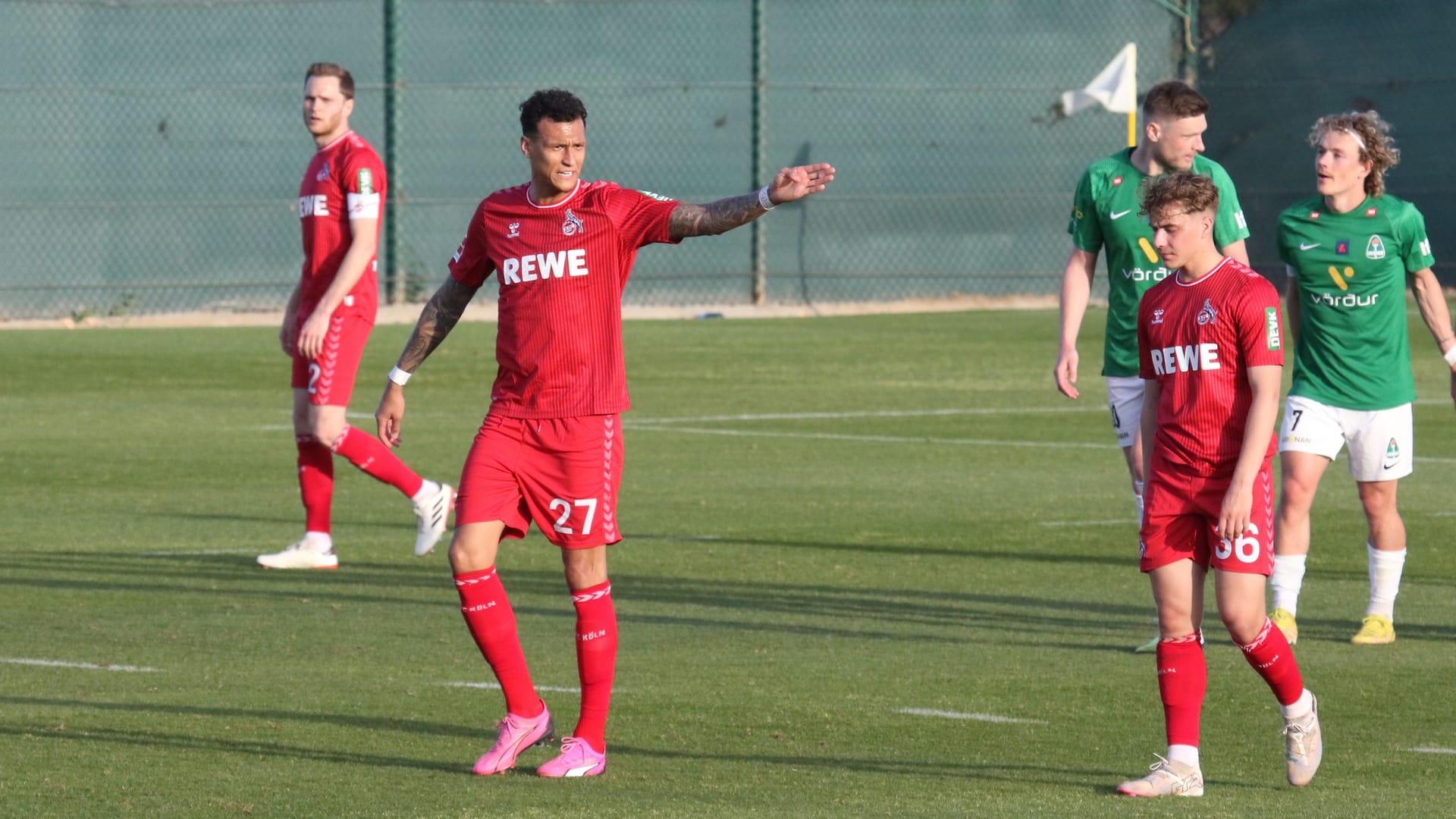 Davie Selke schimpft nach dem 2:2-Ausgleich im Testspiel.