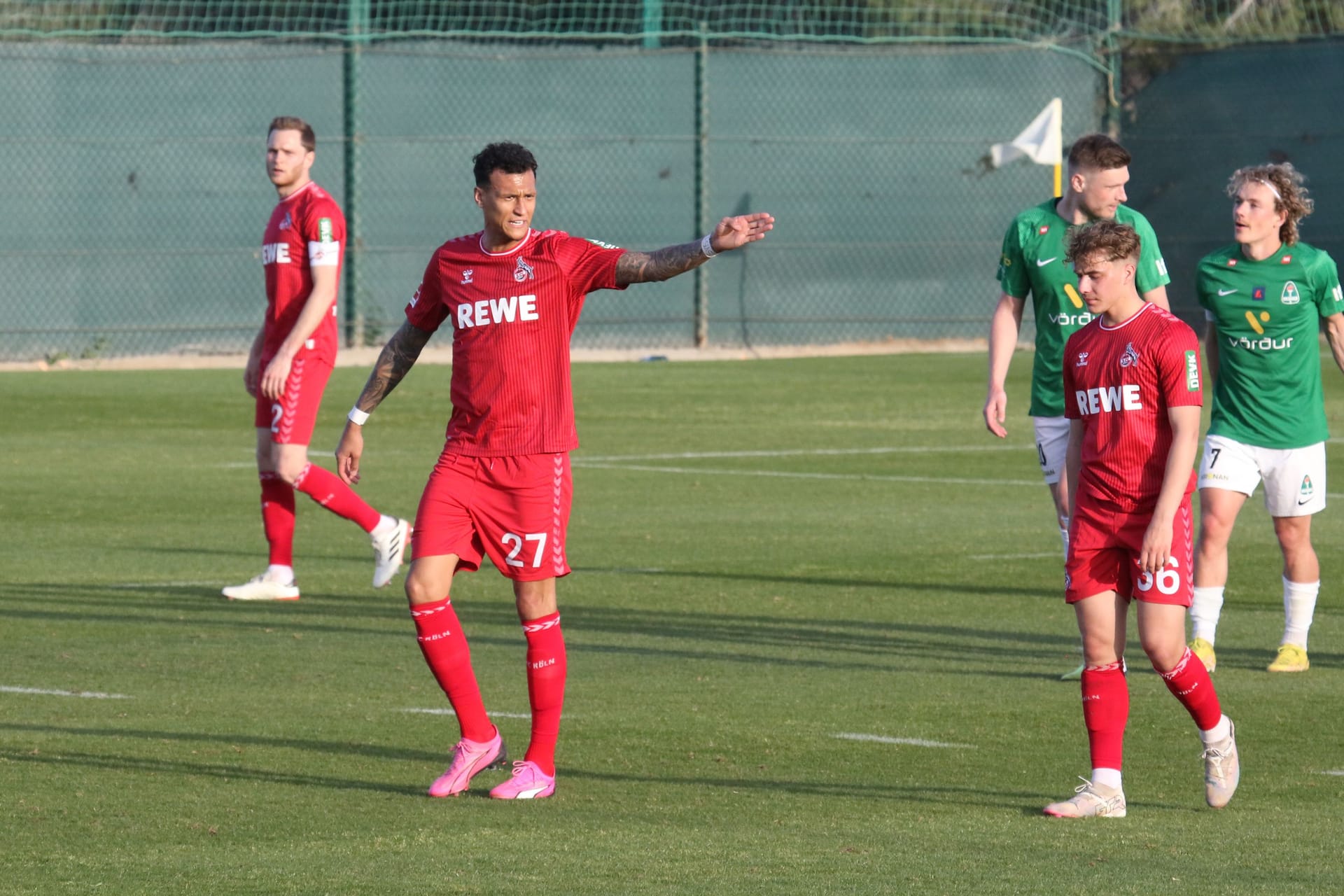 Davie Selke schimpft nach dem 2:2-Ausgleich im Testspiel.