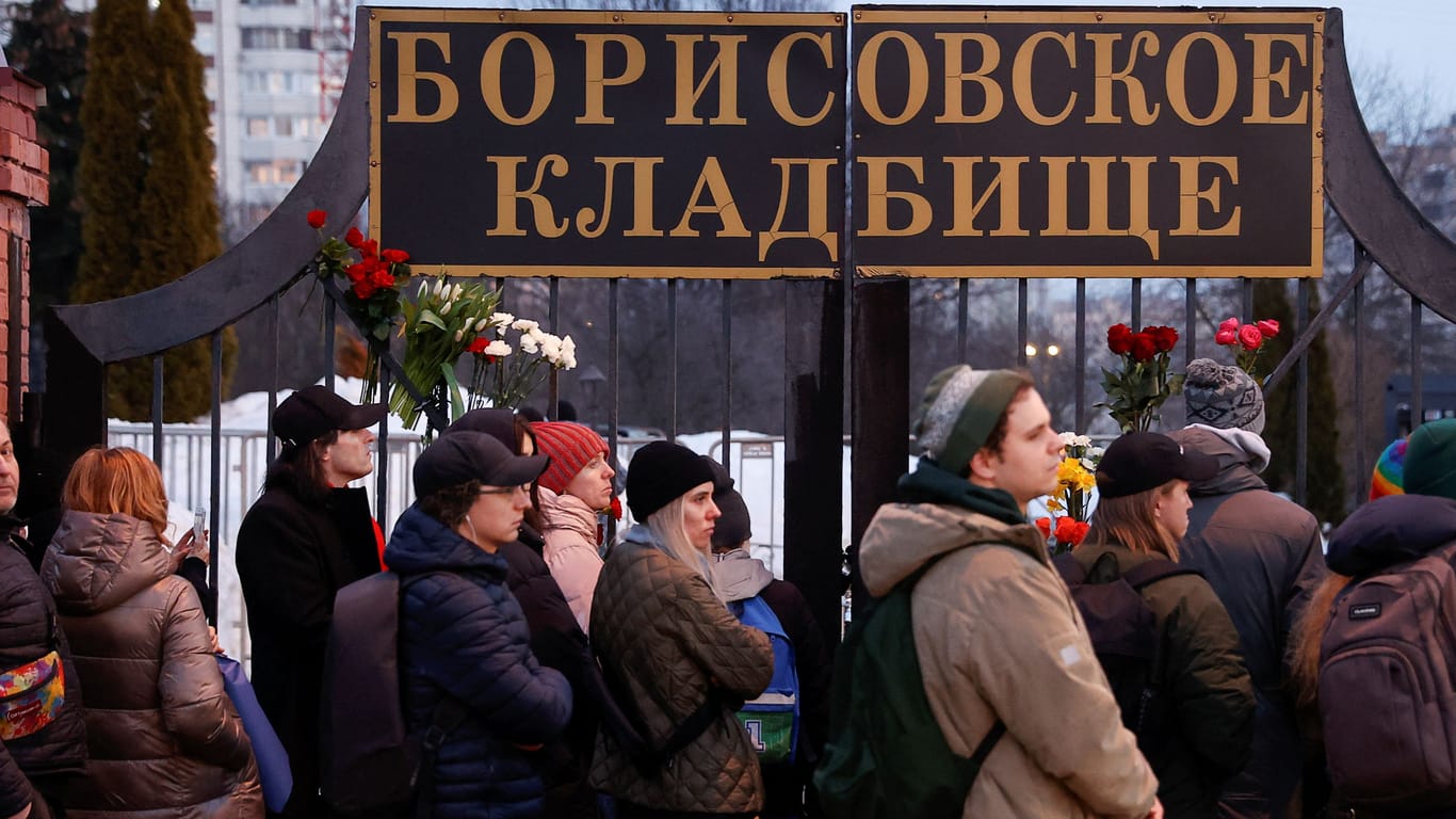 Menschen stehen an, um an Nawalnys Grab zu gehen (Archivbild): In Moskau ließ die Polizei die Menschen zunächst gewähren, nun wurden einige festgenommen.