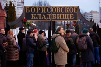 Menschen stehen an, um an Nawalnys Grab zu gehen (Archivbild): In Moskau ließ die Polizei die Menschen zunächst gewähren, nun wurden einige festgenommen.