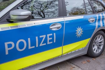 Ein Einsatzfahrzeug der Polizei steht auf der Straße (Symbolbild): In Nürnberg hat die Mordkommission die Ermittlungen gegen einen Volvo-Fahrer aufgenommen.