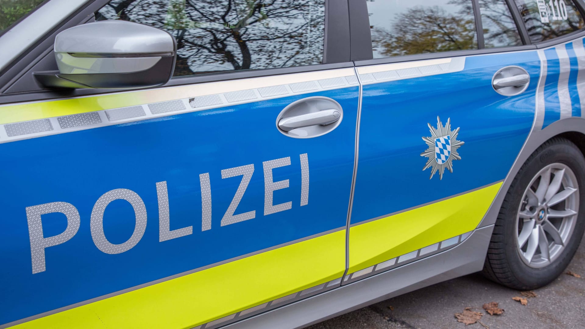 Ein Einsatzfahrzeug der Polizei steht auf der Straße (Symbolbild): In Nürnberg hat die Mordkommission die Ermittlungen gegen einen Volvo-Fahrer aufgenommen.