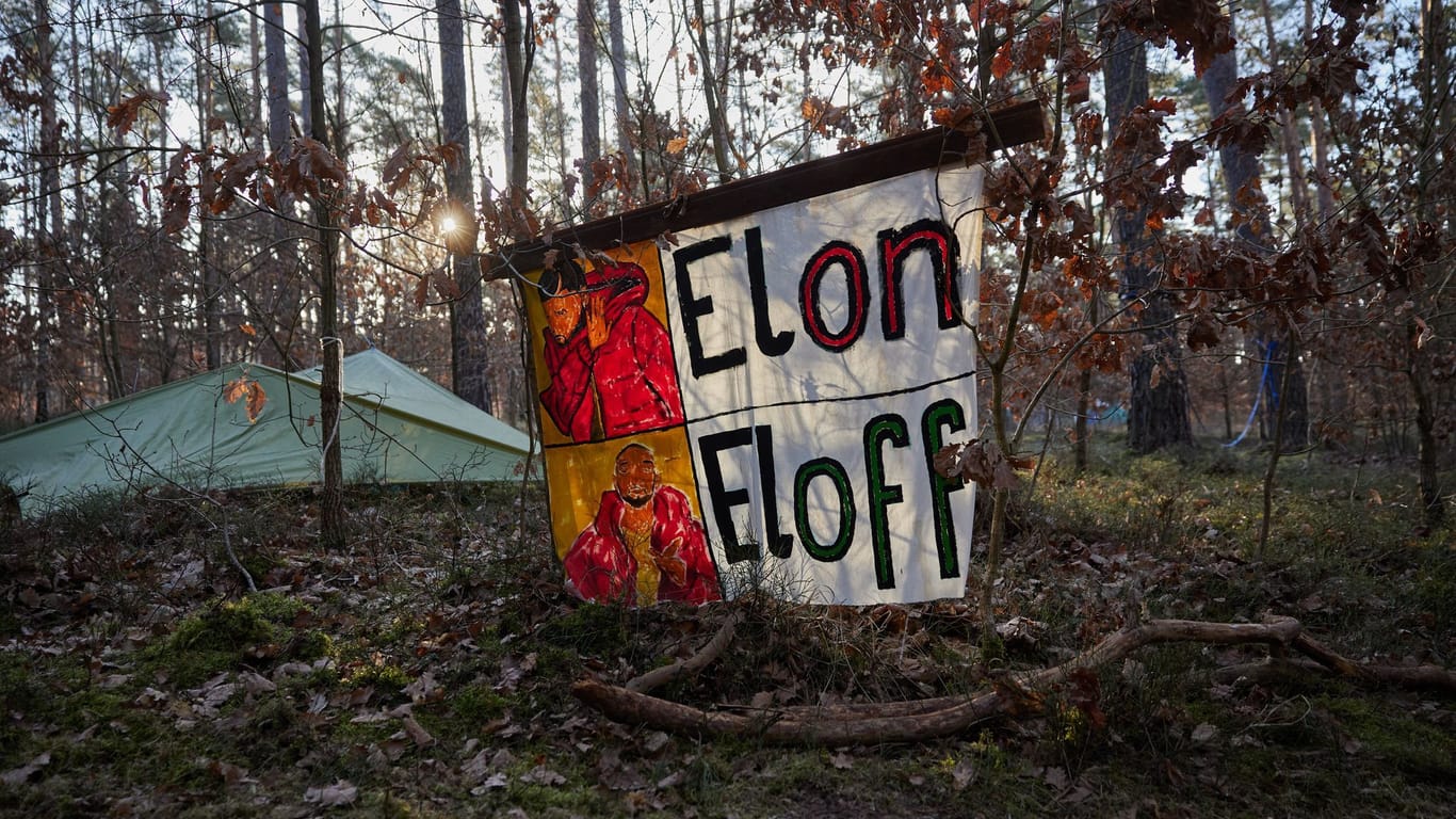 Ein Transparent mit der Aufschrift "Elon Eloff".