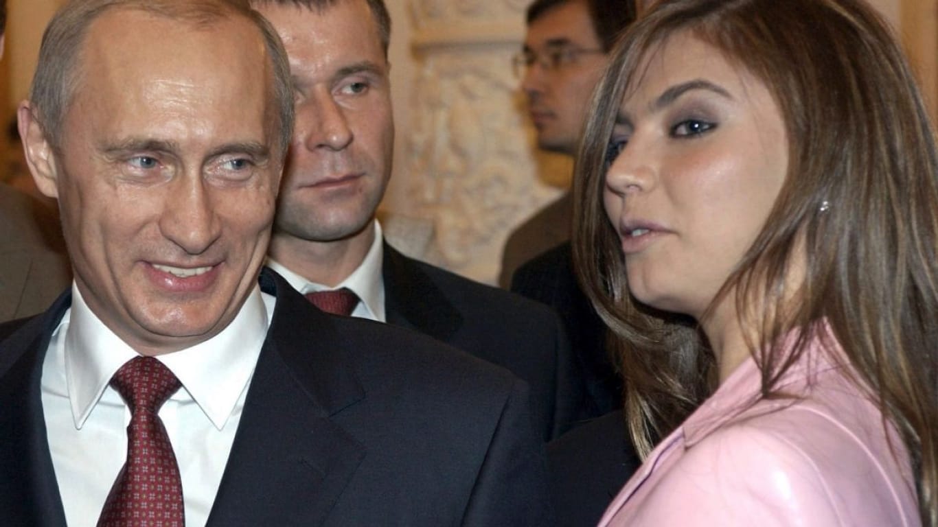Putin und Alina Kabajewa: Der Präsident und die Medienmanagerin dementieren, privat ein Paar zu sein. Das Bild entstand bei einem Bankett im Kreml 2004.