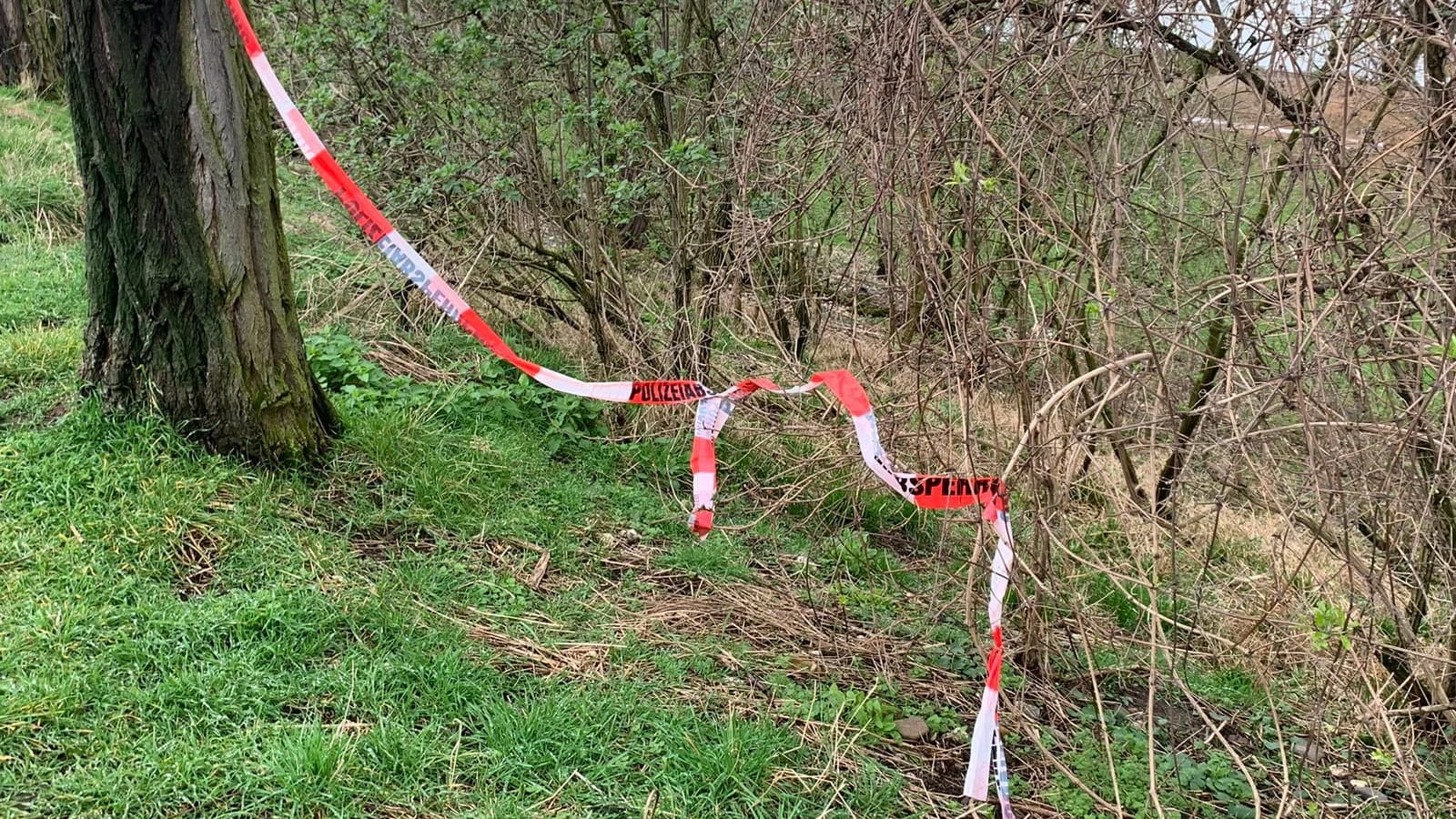 Absperrband der Polizei in Tatortnähe. Hier war der 15-Jährige am Sonntag gefunden worden.