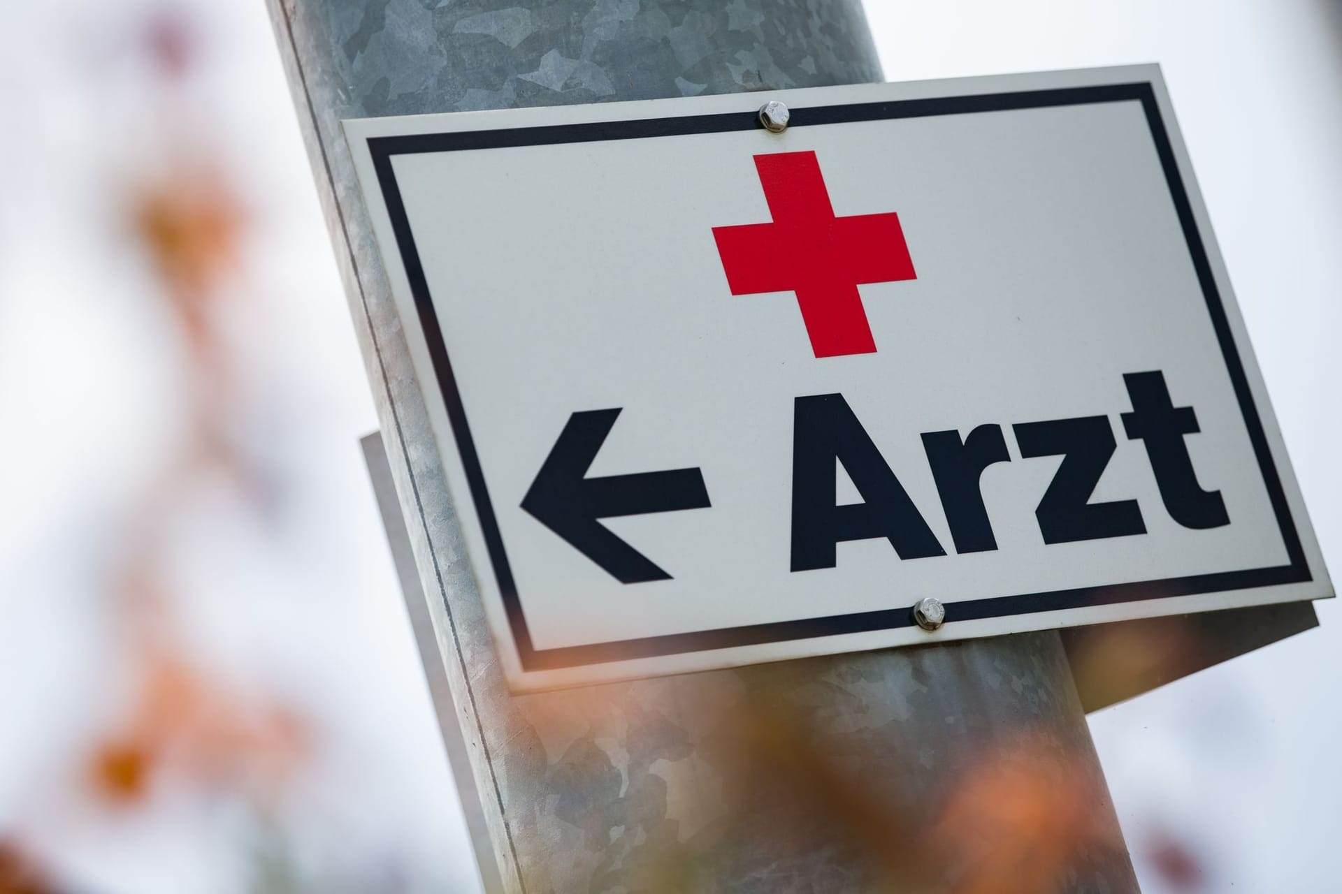 Schild mit Aufschrift «Arzt»