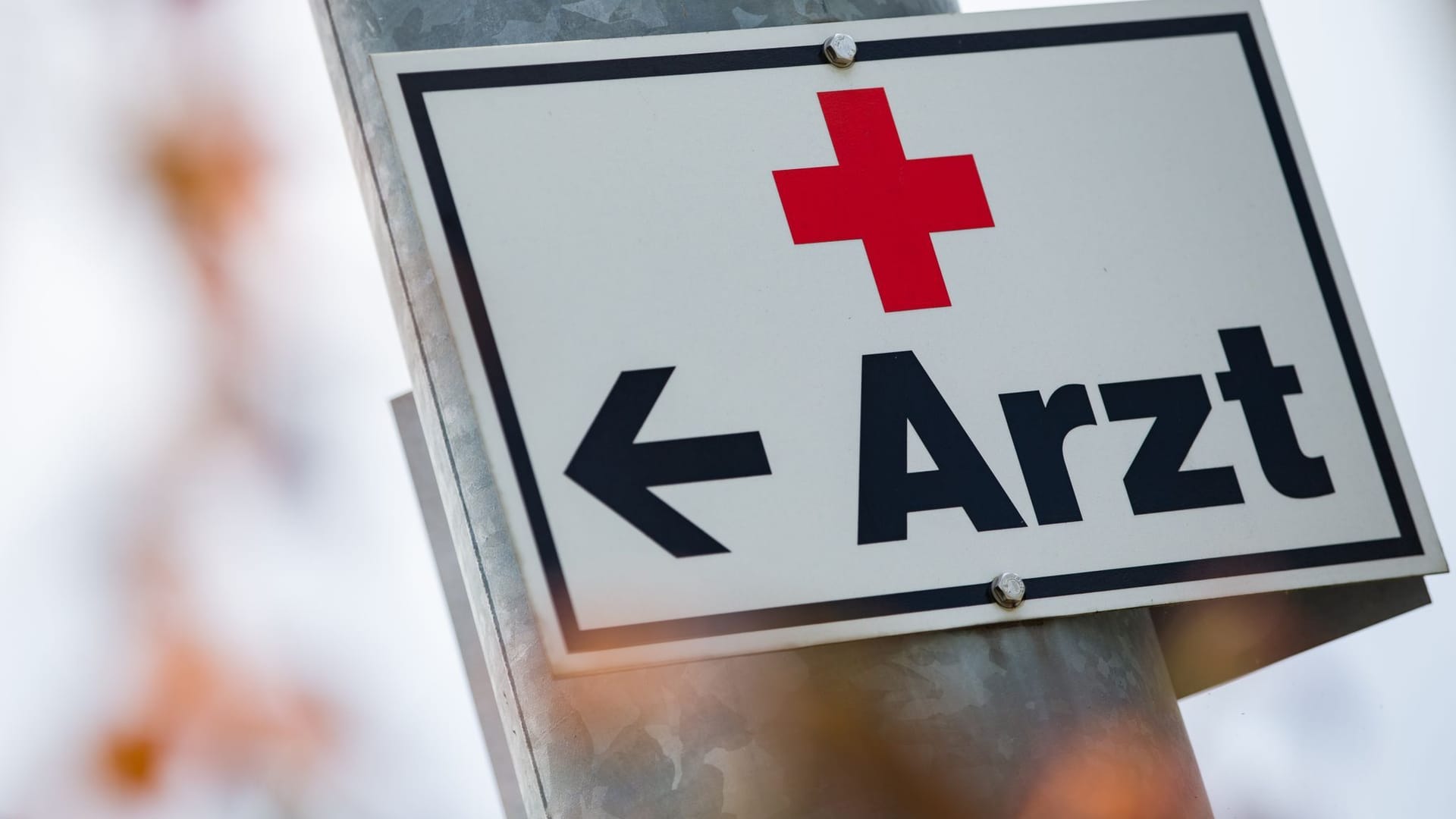 Schild mit Aufschrift «Arzt»