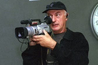 Mit einer Digitalkamera filmt Regisseur Percy Adlon eine Szene seines Films "Hawaiian Gardens" (Archivbild).