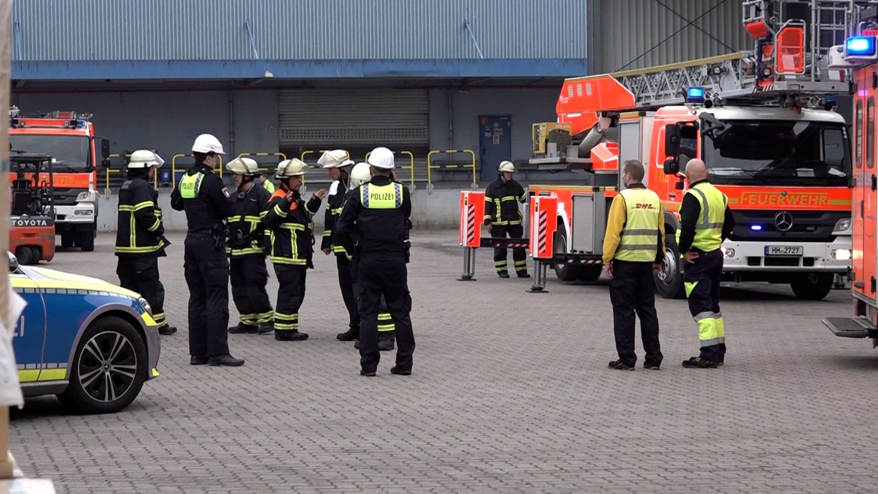 Rettungskräfte im Einsatz auf einem Firmengelände in Wilhelmsburg: Ein Arbeiter ist dort bei einem Unfall ums Leben gekommen. Rettungskräfte im Einsatz auf einem Firmengelände in Wilhelmsburg: Ein Arbeiter ist dort bei einem Unfall ums Leben gekommen.